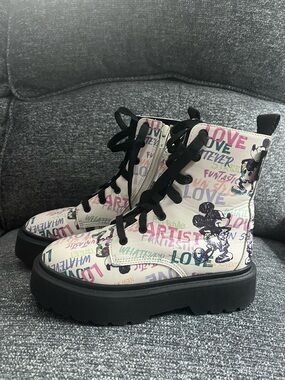 149–Kids White Graphic Lace-Up Boots with Black Sole